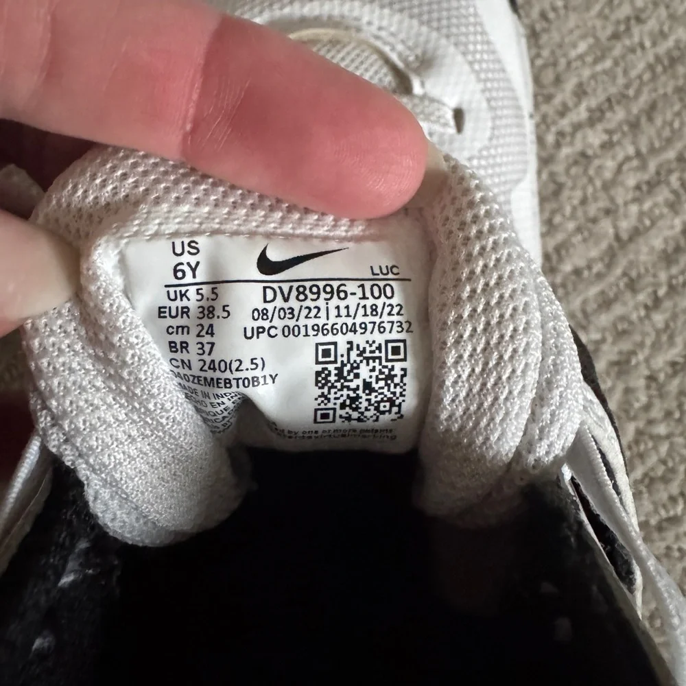 Nike Team Hustle Kids Youth Size 6Y Basketball Shoes EUC